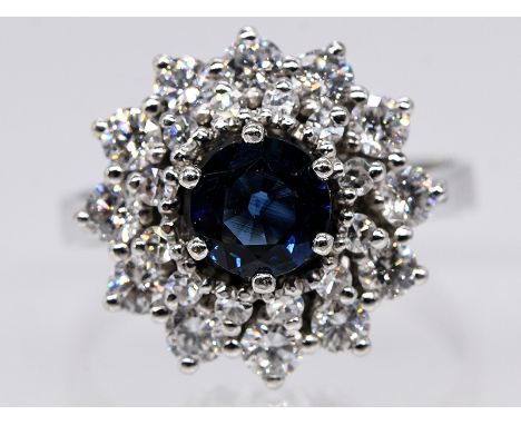   Ring mit Saphir ca. 0,8 ct und 24 Brillanten, zusammen ca. 1 ct, 80- Jahre. 585/- Weißgold. Gesamtgewicht ca. 5,8 g. Erhöht