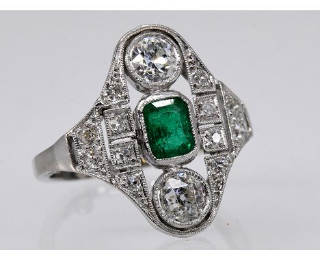   Ring mit Smaragd ca. 0,65 ct und Altschliff-Diamanten, zus. ca. 0,65 ct, Art Deco. Platin (geprüft). Gesamtgewicht ca. 4,8 