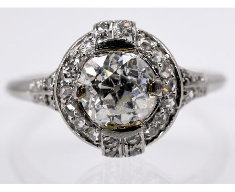   Antiker Ring mit Altschliff-Diamant ca. 1,25 ct und kleinen Diamantrosen, zus. ca. 0,1 ct, Art Deco. 585/- Weißgold. Gesamt