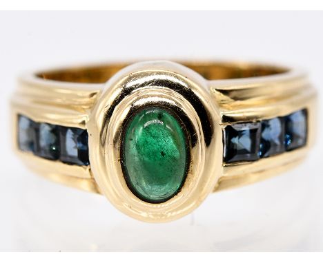   Ring mit Smaragd-Cabochon und 6 Saphir-Carrées, 90-er Jahre. 585/- Gelbgold. Gesamtgewicht ca. 7,5 g. Stilisierte Bandringf