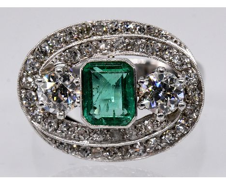   Cocktail-Ring mit kolumbanischem Smaragd ca. 0,6 ct und 45 Altschliff-Diamanten, zus. ca. 1,2 ct, Juweliersarbeit aus dem A