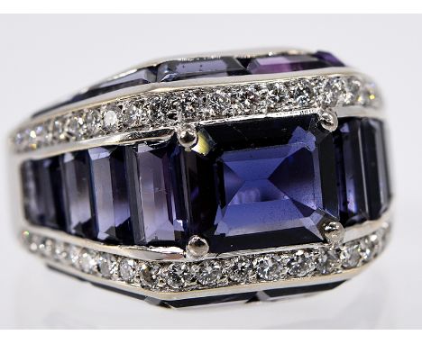   Ring mit 46 Brillanten, zus. ca. 0,4 ct und 23 Tansaniten, zus. ca. 2,4 ct, 21. Jh. 750/- Gelbgold. Gesamtgewicht ca. 10,8 
