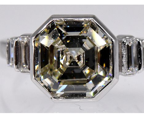  Hochwertiger Ring mit Diamant von 3,19 ct im Asscher-Cut und 4 Diamanten, zus. ca. 0,05 ct, Juweliersarbeit, 21. Jh. 585/- W