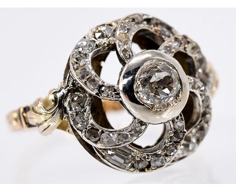   Antiker Ring mit Altschliff-Diamanten, zus. ca. 0,85 ct, 1840-1860. 585/- Gelbgold und Silber parkettiert. Gesamtgewicht ca