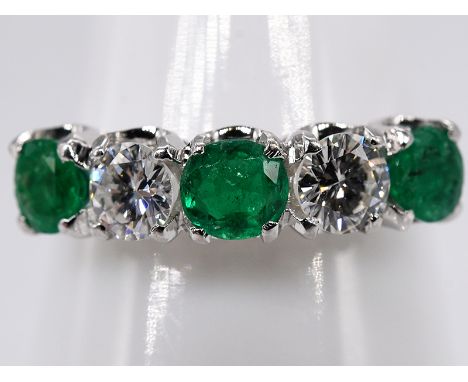   Ring mit 3 kolumbianischen Smaragden und 2 Brillanten, zus. ca. 0,7 ct, 80- er Jahre. 750/- Weißgold. Gesamtgewicht ca. 3,5