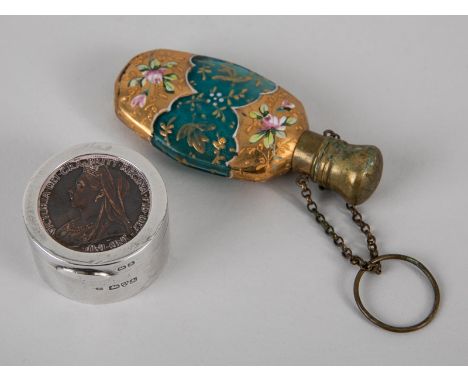   Kleine Dose + Glasflakon, Chester/England, 1901 u. Böhmen, Anf. 20. Jh. 925/-Silber mit "One Penny"-Münze (Königin Victoria