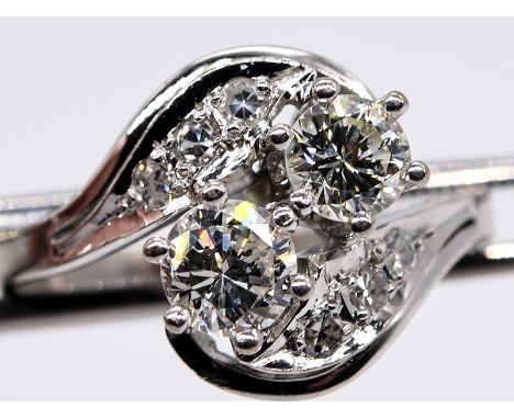   Ring "Toi & Moi", mit 2 Brillanten, zus. ca. 0,93 ct, 70- er Jahre. 585/- Weißgold. Gesamtgewicht ca. 4,8 g. Ringmitte 2 di