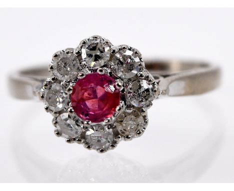   Ring mit Farbsteinen, 80- er Jahre. 333/- Weißgold. Gesamtgewicht ca. 3 g. Rosettenförmiger Ringaufbau.  Zentral gefasster 