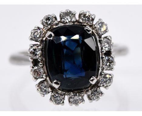   Ring mit natürlichem Saphir ca. 2,85 ct und 14 Altschliff-Diamanten, zus. ca. 0,5 ct, Juweliersarbeit, 70- er Jahre. 585/- 