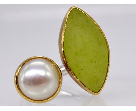   Moderner Ring mit hellgrünem Farbstein und Perle, Goldschmiedearbeit, 20. Jh. 900/- Gelbgold und 925/- Silber. Gesamtgewich