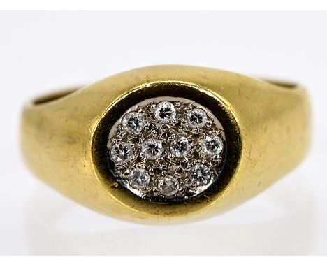   Ring mit 10 Brillanten, zusammen ca. 0,1 ct, 80- er Jahre. 585/- Gelb- und Weißgold. Gesamtgewicht ca. 8,7 g. Stilisierte B