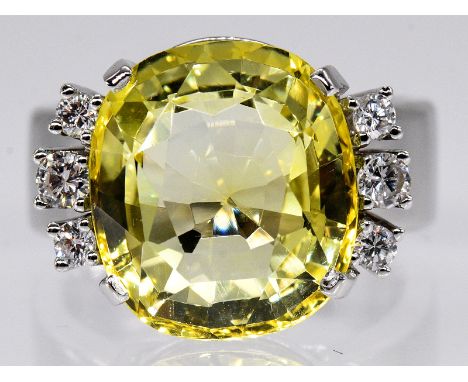  Cocktail-Ring mit gelbem Ceylon-Saphir ca. 11,05 ct und 6 Brillanten, zus. ca. 0,3 ct, Goldschmiedearbeit, 21. Jh. 585/- Wei