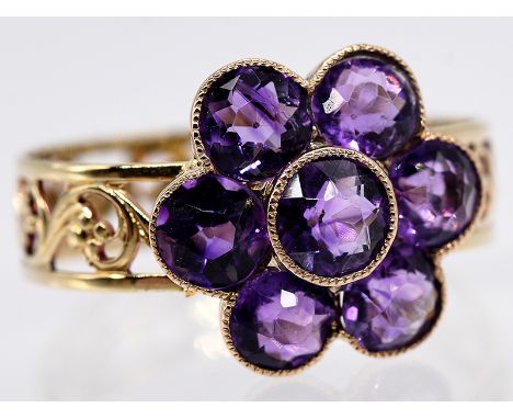   Ring mit Amethyst, um 1900. 585/- Gelbgold. Gesamtgewicht ca. 2,1 g. Rosettenförmige Ringmitte mit 7 runden, facettierten A