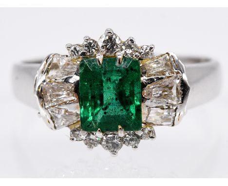   Ring mit brasilianischem ca. 1 ct Smaragd und zus. ca. 0,6 ct Brillanten, 80- er Jahre. 750/- Weißgold. Gesamtgewicht ca. 3