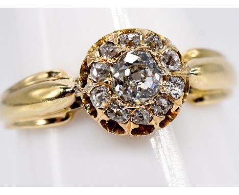   Ring mit 11 Altschliff-Diamanten, zus. ca. 0,6 ct, um 1900. 585/- Gelbgold. Gesamtgewicht ca. 4,3 g. Erhöhte Krönchenfassun