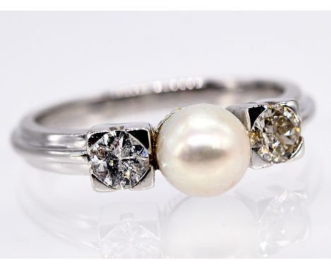   Ring mit Akoya-Perle und 2 Altschliff-Diamanten, zus. ca. 0,6 ct, 90- er Jahre. 585/- Weißgold. Gesamtgewicht 4,7 g. Zentra