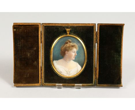 A GOOD EARLY 20TH CENTURY OVAL PORTRAIT MINIATURE OF A LADY WEARING A WHITE DRESS, believed to be Kitty Wardell, nee Chambers