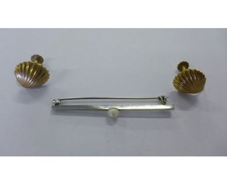 9ct white gold and pearl set bar brooch together with a pair of 9ct gold shell earrings (2) 