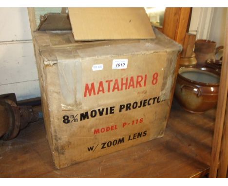 VINTAGE MATAHARI 8  8MM PROJECTOR &amp; SCREEN ( SOLD AS A COLLECTORS / DISPLAY ITEM)