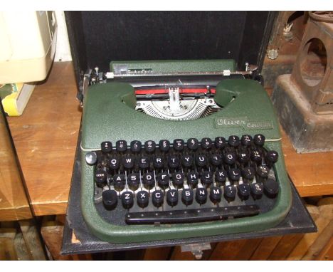 RETRO OLIVER COURIER TYPEWRITER