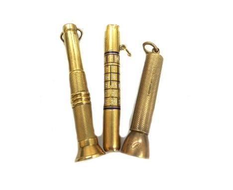A Sampson Mordan engine turned 9ct gold two-piece cigar piercer, engraved with script initials 'J W P R', London 1936, approx