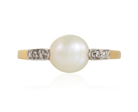 AN ANTIQUE PEARL AND DIAMOND RING in 18ct yellow gold, set with a pearl of approximately 6.8mm in diameter between four round