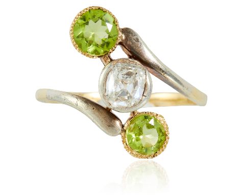 AN ANTIQUE DIAMOND AND PERIDOT RING in yellow gold, the old cut diamond of approximately 0.40 carats between round cut perido