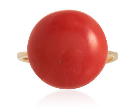 AN ANTIQUE CORAL RING in yellow gold, set with a polished coral of 14mm, marked indistinctly, size K / 5, 4.51g.