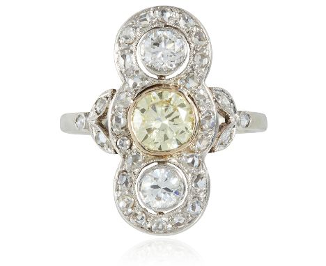 AN ART DECO THREE STONE DIAMOND RING in yellow gold and platinum, set with a central light yellow fancy diamond of 0.50 carat