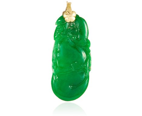 A CARVED JADE PENDANT in yellow gold, comprising of a carved jade plaque depicting foliate motif, unmarked, 4.1cm, 5.59g.