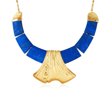 A LAPIS LAZULI COLLAR NECKLACE in 18ct yellow gold, designed as a collar of six graduated polished lapis lazuli slabs accente