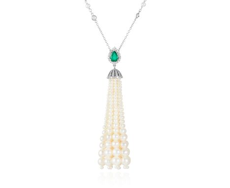 AN EMERALD, DIAMOND AND PEARL TASSEL PENDANT in white gold or platinum, the pearl and round cut diamond jewelled chain suspen