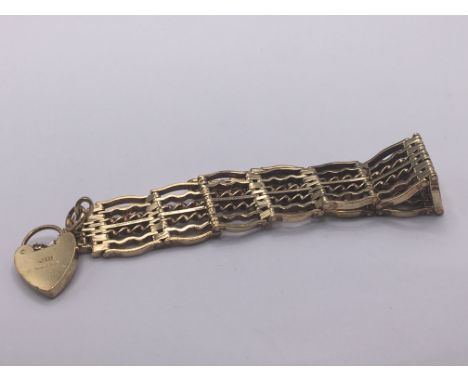 A Quality 9carat gold gate bracelet with a padlock clasp. Weight 37.5g