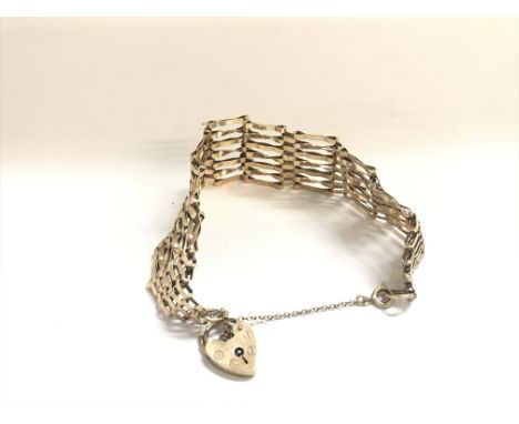 A 9ct gold gate bracelet. 16.70g.