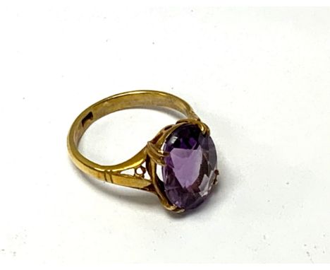 A gold ring set with a large oval central cut amethyst, Size K, (3.1g).