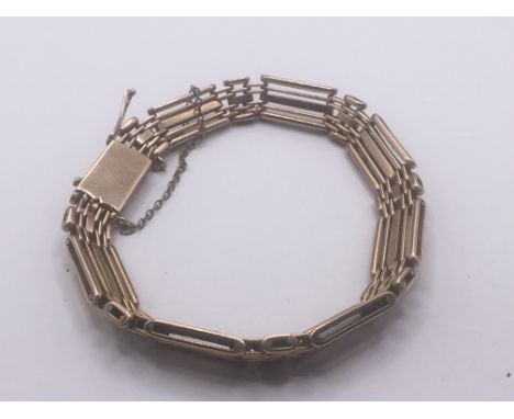 A 9carat gold gate bracelet. Weight 19g