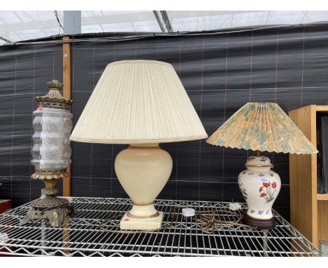 AN ASSORTMENT OF VARIOUS TABLE LAMPS TO INCLUDE A DECORATIVE OIL LAMP CONVERTED TO ELECTRIC 