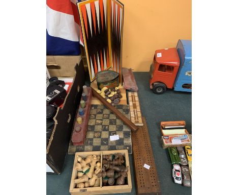 VARIOUS VINTAGE GAMES TO INCLUDE DRAUGHTS, BACKGAMMON, DOMINO SCORERS ETC 