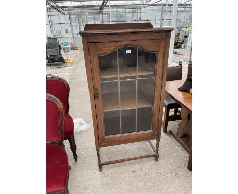 AN EARLY 20TH CENTURY GLAZED AND LEADED CABINET ON BARLEYTWIST LEGS 