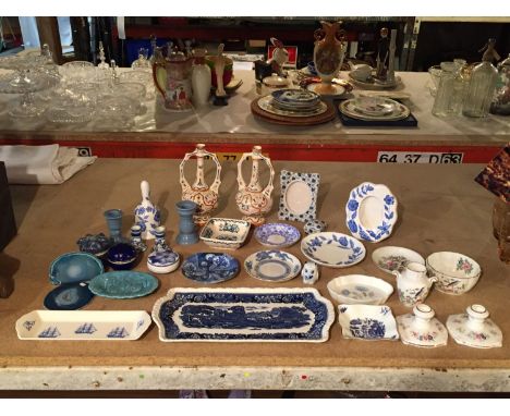 A MIXED GROUP OF CERAMICS TO INCLUDE SPODE, COALPORT, ROYAL ALBERT, AYNSLEY, MASONS EXAMPLES ETC. 