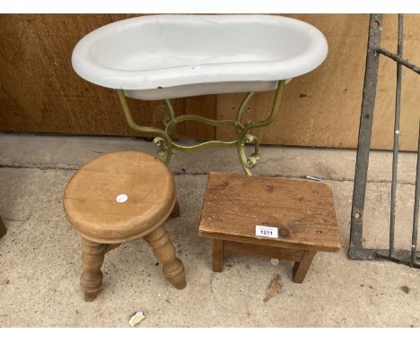 A GROUP OF THREE VINTAGE ITEMS TO INCLUDE A DOLLS BATH AND TWO SMALL STOOLS 