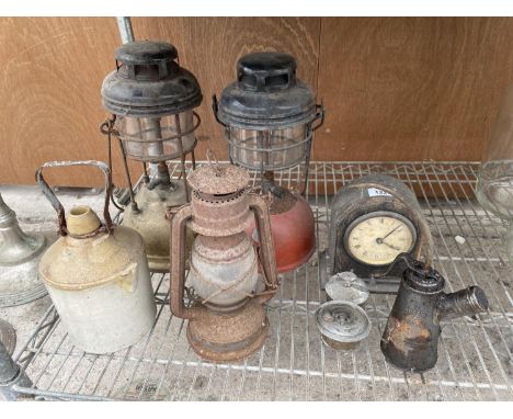 AN ASSORTMENT OF VINTAGE ITEMS TO INCLUDE PARAFIN LAMPS, OIL CAN AND FLAGON ETC 