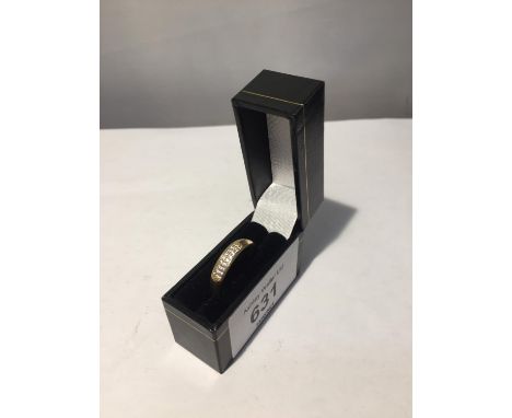 A 9 CARAT GOLD RING WITH CLEARSTONE CHIPS SIZE P WITH A PRESENTATION BOX 