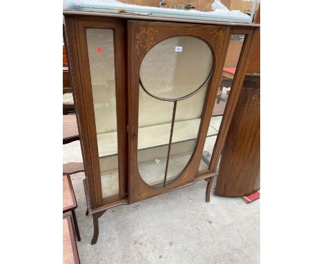 AN EDWARDIAN MAHOGANY AND INLAID DISPLAY CABINET WITH KICK-OUT LEGS, 43.5" WIDE 