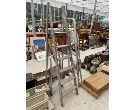 A VINTAGE 5 RUNG WOODEN STEP LADDER, A 4 RUNG ALLUMINIUM STEP LADDER AND A FURTHER STEP LADDER 