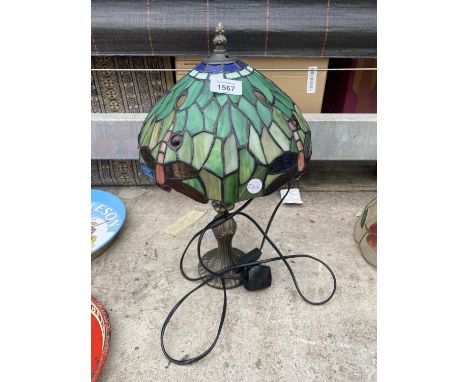A TIFFANY STYLE TABLE LAMP 