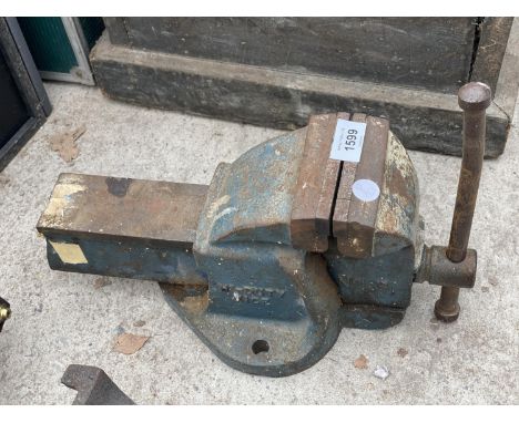 A LARGE PARAM BENCH VICE 