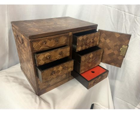 A MARQUETRY CABINET WITH FOUR DRAWERS, TWO INNER DRAWERS, DECORATIVE HINGES AND SIDE HANDLES (NO KEY) 26CM X 32CM 