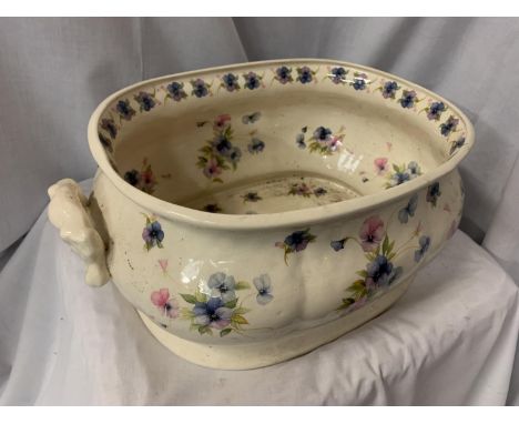 AN ORNATE VINTAGE CHINA BOWL WITH HANDLES 