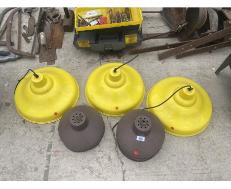 A GROUP OF THREE INDUSTRIAL STYLE LIGHT FITTINGS AND A FURTHER PAIR OF INDUSTRIAL STYLE LIGHT FITTINGS 